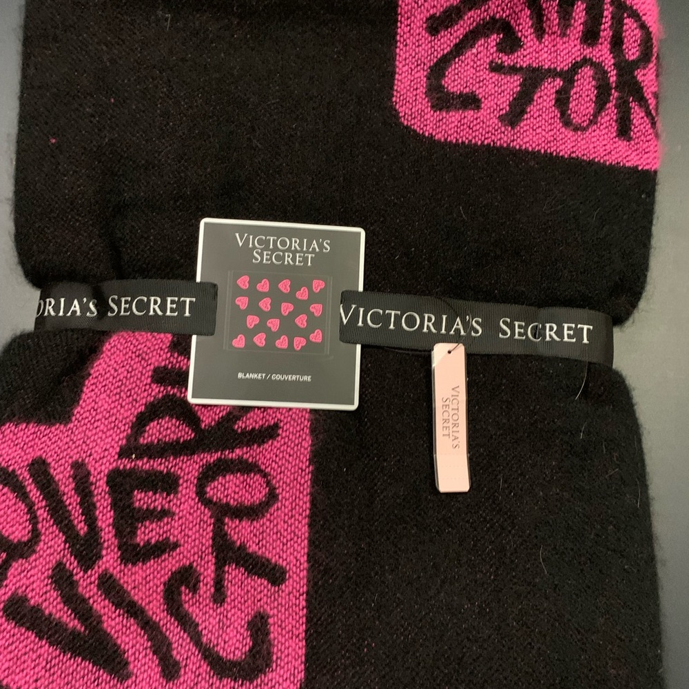 Victoria Secret blanket/ converture NWT
